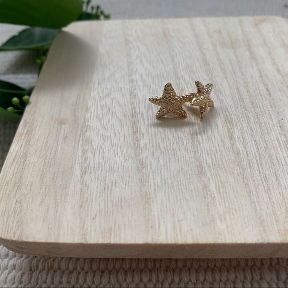 Jewelry - NWT Beachy Starfish Earrings